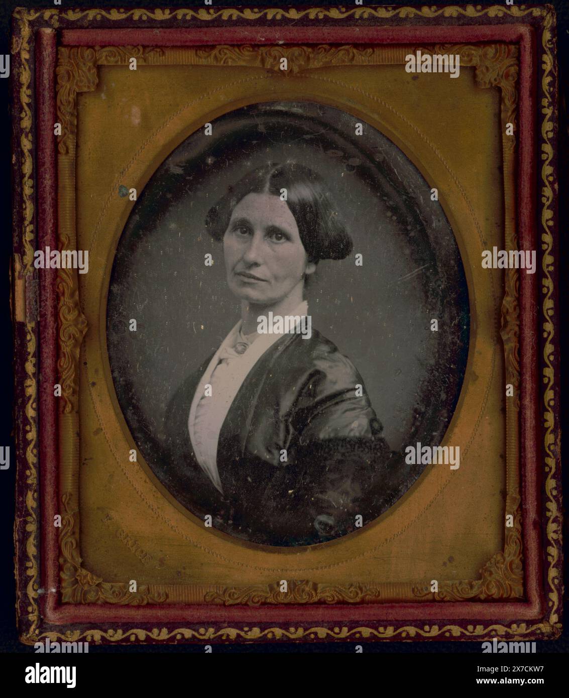 Nicht identifizierte Frau, sitzendes halblanges Porträt, nach vorne gerichtet, Titel von Bibliotheksstab. Fall: Rinhart, Nr. 96., geprägt auf Messingmatte: F. Grice., Purchase; Lynn Maillet; 2017; (DLC/PP-2017:034)., ist Teil der Daguerreotype Kollektion Women, 1850-1860. Stockfoto