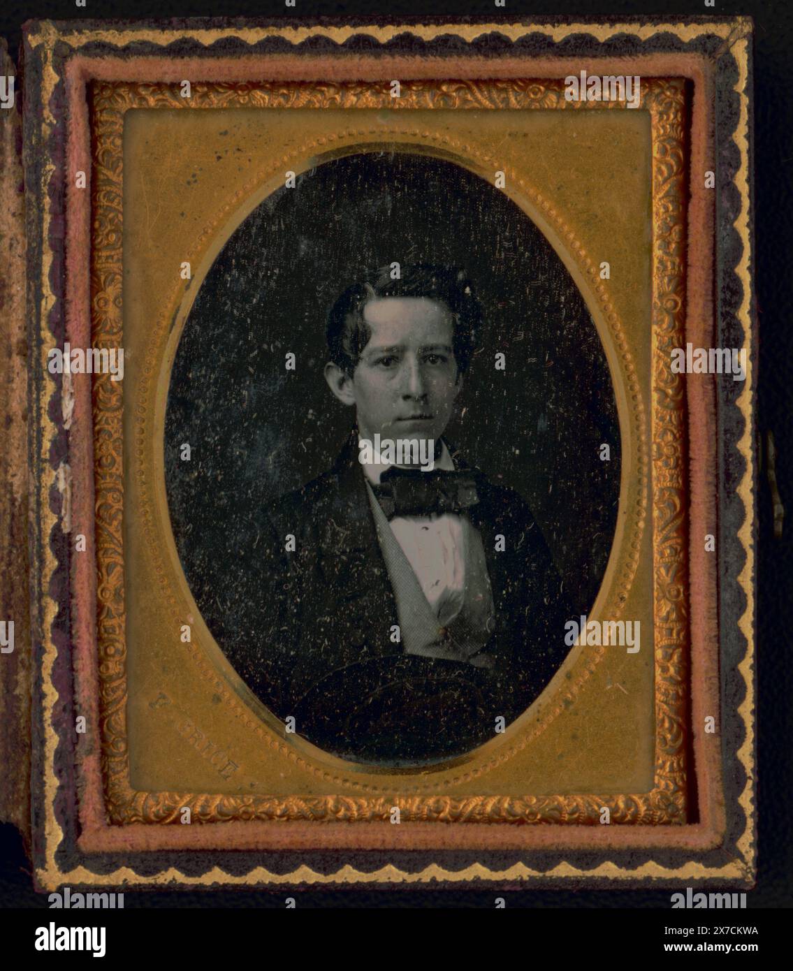 Nicht identifizierter junger Mann, halblanges Porträt, nach vorne gerichtet, Titel vom Bibliotheksstab erstellt., Tasche: Leder; geometrisches Design., geprägt auf Messingmatte: F. Grice., Kauf; Lynn Maillet; 2017; (DLC/PP-2017:034)., ist Teil der Daguerreotype Kollektion Men, 1850-1860. Stockfoto