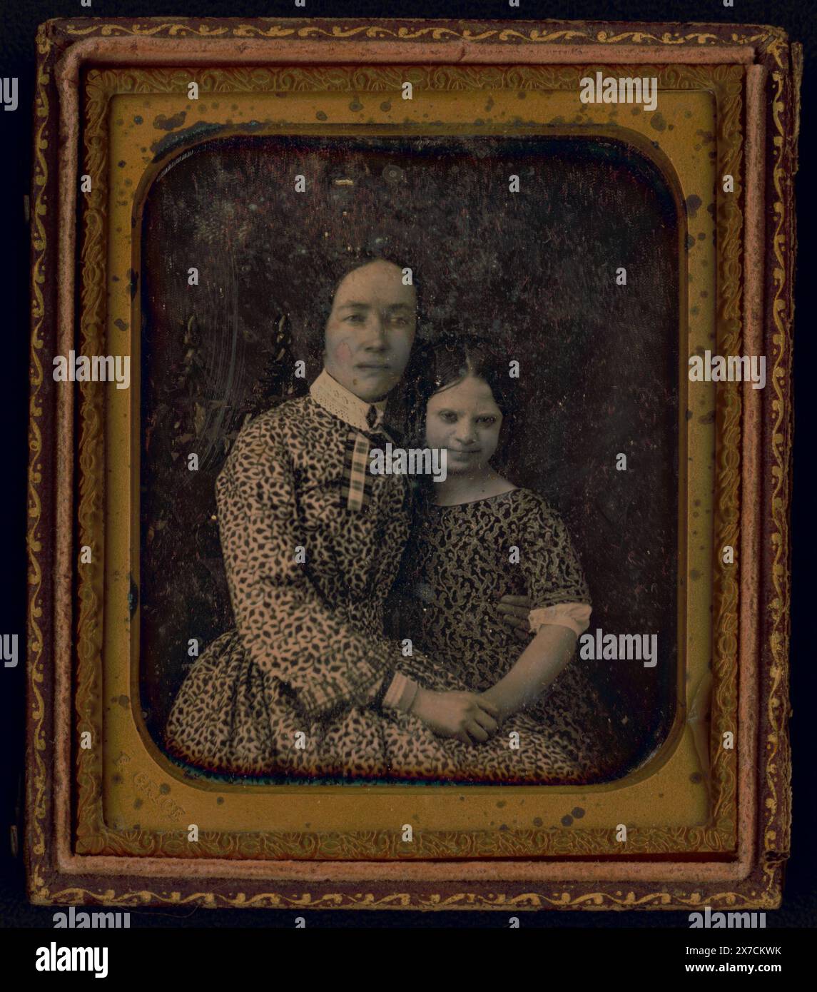 Nicht identifizierte Frau und Mädchen, sitzendes halblanges Porträt, nach vorne gerichtet, Titel von Bibliotheksstab., Fall (zur Hälfte): Leder; florales Design., geprägt auf Messingmatte: F. Grice., Kauf; Lynn Maillet; 2017; (DLC/PP-2017:034)., ist Teil der Daguerreotype Kollektion Women, 1850-1860. , Mädchen, 1850-1860. , Mütter, 1850-1860. , Töchter, 1850-1860. Stockfoto