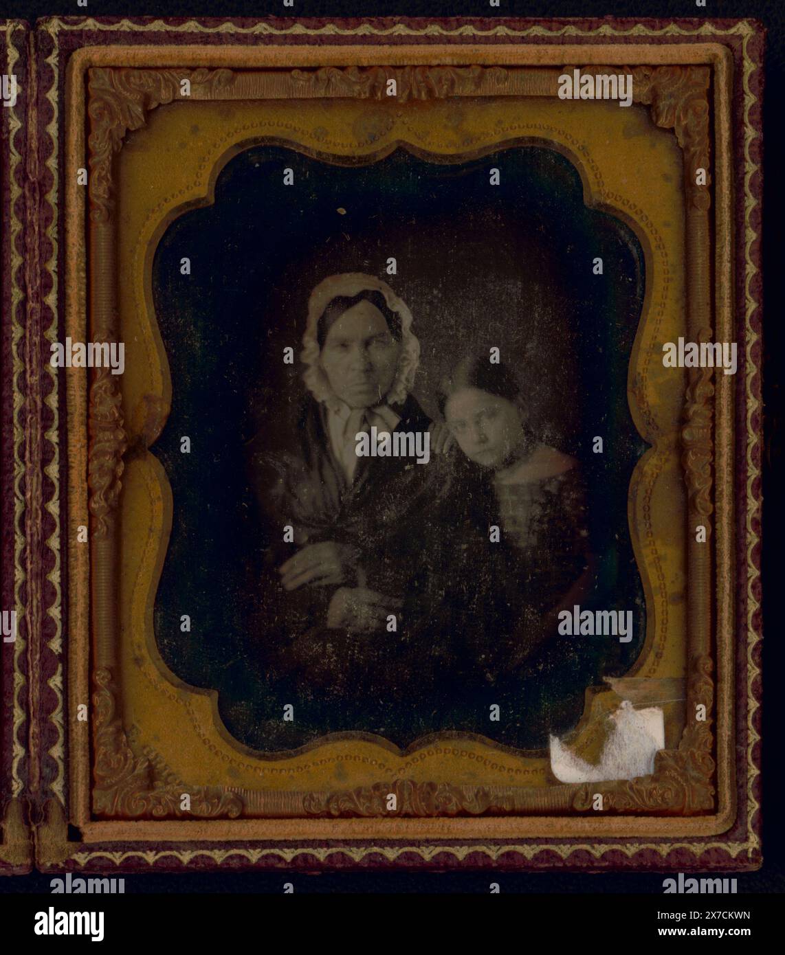 Nicht identifizierte Frau und Mädchen, sitzendes halblanges Porträt, Vorderseite, Titel von Bibliotheksstab entworfen., Tasche: Leder; florales Design., gestempelt auf Messingmatte: F. Grice., Kauf; Lynn Maillet; 2017; (DLC/PP-2017:034)., ist Teil der Daguerreotype Kollektion Women, 1850-1860. , Mädchen, 1850-1860. , Mütter, 1850-1860. , Töchter, 1850-1860. Stockfoto