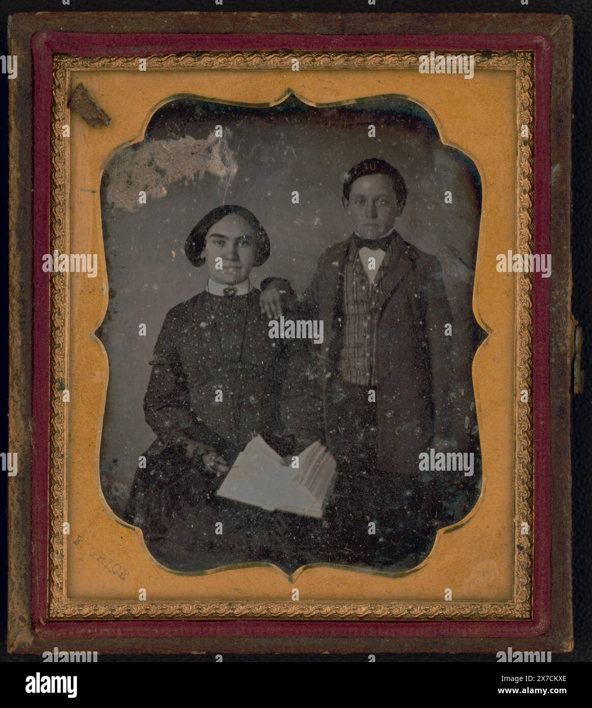 Nicht identifizierte Frau und Junge, die Frau sitzend, das Buch, der Junge stehend nach vorne mit Hand auf der Schulter der Frau, Fall: Rinhart 112., Barboza-Nummer: 6019.060., geprägt auf Messingmatte: F. Grice., Kauf; Anthony Barboza; 1999; (DLC/PP-1999:022)., ist Teil von : Sammlung von Daguerreotypen , . Stockfoto