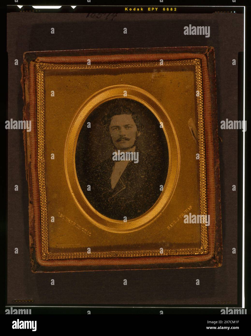Nicht identifizierter Mann, Kopf-und-Schultern-Porträt, nach vorne gerichtet, Gehäuse: Nur Rückseite - Diamantmotiv. Barboza-Nummer: 6019.030., geprägt auf Messingmatte: Ball & Thomas, 120 W 4th St. Cin. O., Etikett am Deckglas: D5., Kauf; Anthony Barboza; 1999; (DLC/PP-1999:022). ist Teil von : Sammlung von Daguerreotypen , . Stockfoto