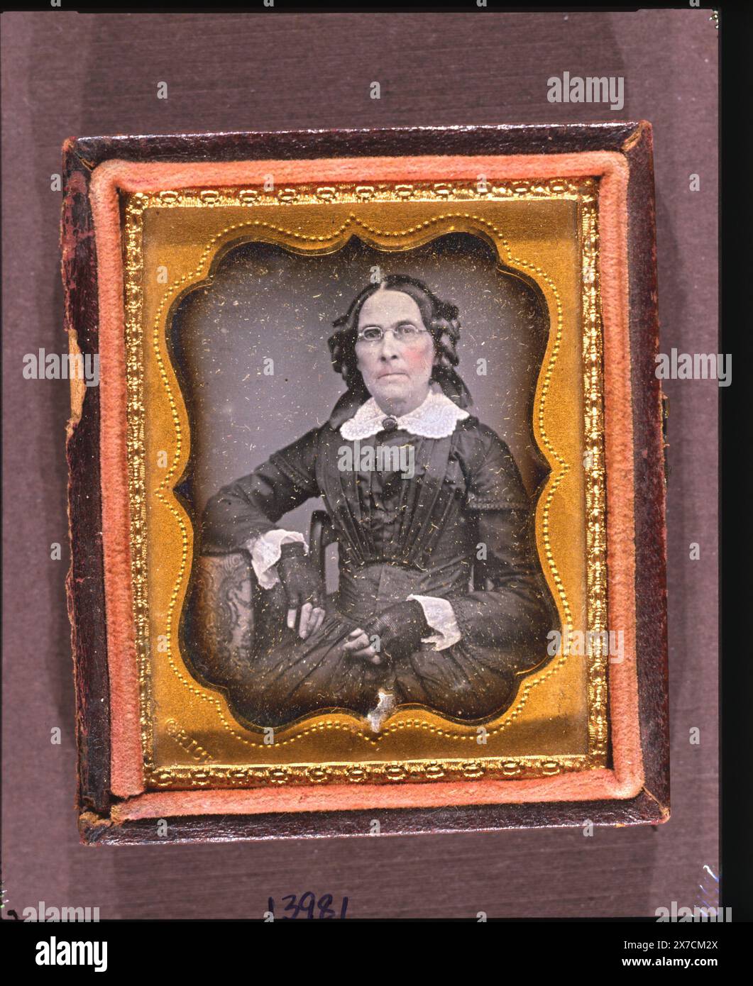 Nicht identifizierte Frau, halblanges Porträt, sitzend, mit Handschuhen und Brille, mit Arm auf einem Tisch mit Tischdecke, Etui: Vorne - Rinhart 87; Rückseite - florales Design., Barboza-Nummer: 6019.037., geprägt auf Messingmatte: F. Grice., Kauf; Anthony Barboza; 1999; (DLC/PP-1999:022)., ist Teil von : Sammlung von Daguerreotypen , . Stockfoto