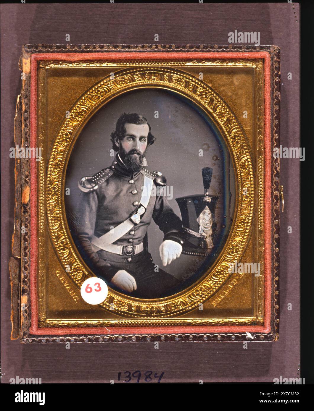 Nicht identifiziertes Mitglied der Calwater Grays, einer Kompanie des 1. Regiments der Artillerie der Pennsylvania Volunteer Militia, halblanges Porträt, sitzend, nach vorne gerichtet, in Uniform, Gehäuse: Rückseite – Rinhart 257., auf Messingmatte eingestanzt: C. Evans, Philad'A., Etikett an Fall: '59'., Etikett an Deckglas: '63'., Kauf; Marian S. Carson; 1998; (DLC/PP-1998:151.22)., ist Teil von: Sammlung Daguerreotype , Teil von: Sammlung Marian S. Carson , . Milizen, Pennsylvania, 1850-1860. Stockfoto