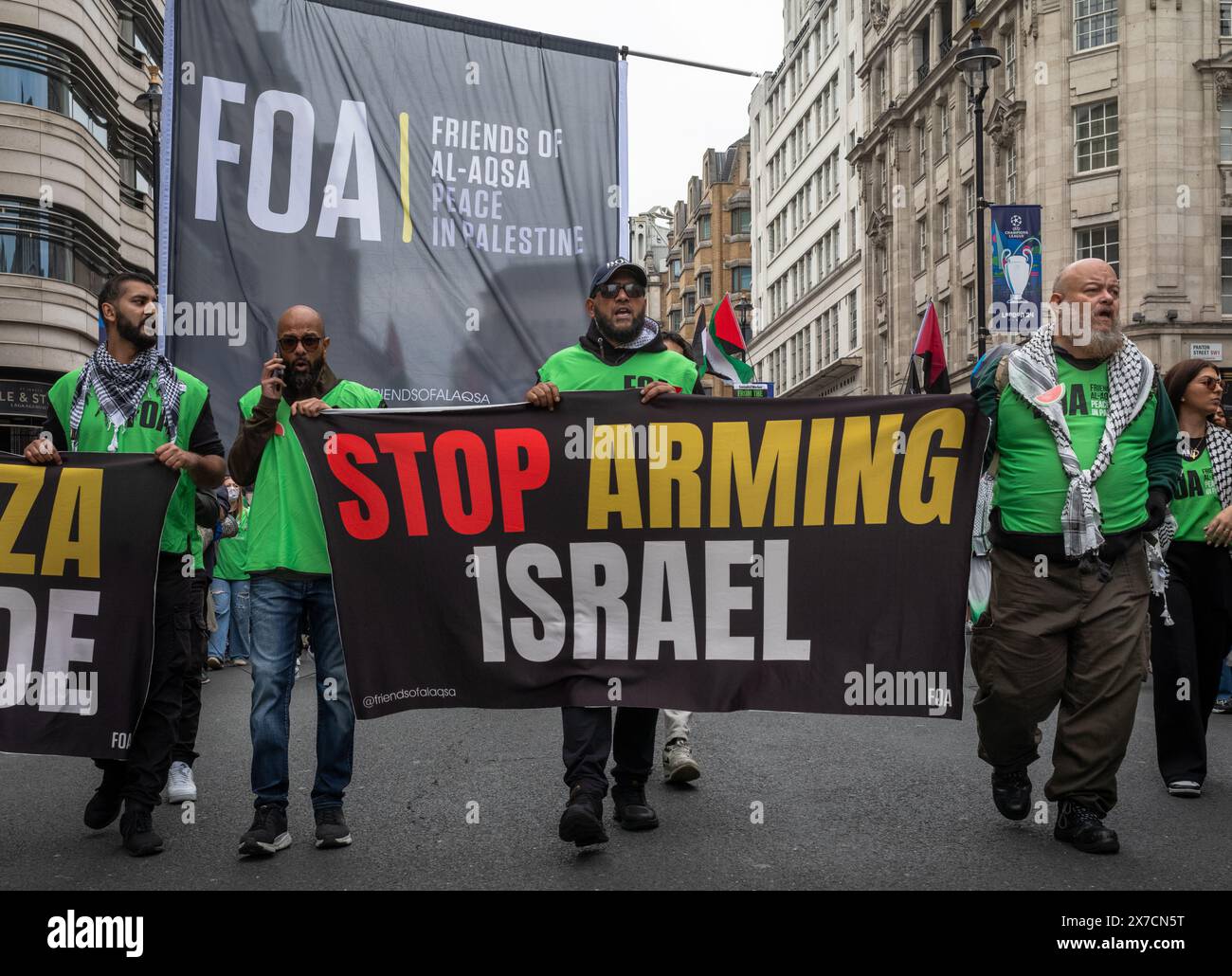 London, Großbritannien. 18. Mai 2024: Activisits von den Freunden von Al-Aqsa halten ein Banner, das dazu aufruft, die Waffenverkäufe an Israel beim Nakba-Marsch 76 für Pales zu beenden Stockfoto