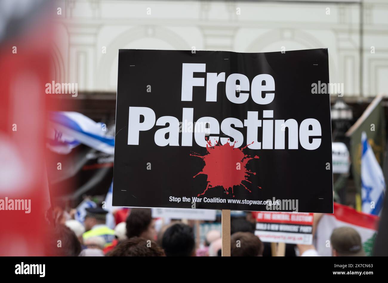 London, Großbritannien. 18. Mai 2024: Demonstranten halten Plakate auf dem Nakba-Marsch 76 für Palästina gegen israelische Angriffe auf Gaza in Zentral-London. Eine riesige Ma Stockfoto