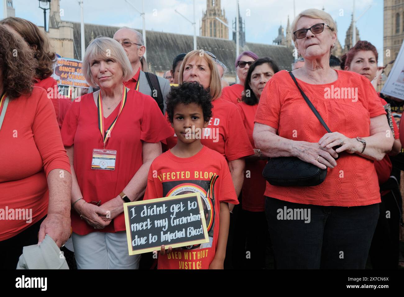 London, Großbritannien. Mai 2024. Der Hepatitis-C-Trust versammelt sich auf dem Parlamentsplatz, um Maßnahmen im Vorfeld des Abschlussberichts über den Blutskandal zu fordern. Die Demonstration zeigt die Notlage von Zehntausenden, die von kontaminierten Blutprodukten oder Transfusionen in den 1970er bis Anfang der 1990er Jahre betroffen waren Der Trust ist bestrebt, sicherzustellen, dass die bevorstehende Reaktion der Regierung die uneingeschränkte Berücksichtigung der Empfehlungen der Untersuchung und ein transparentes, respektvolles Entschädigungssystem für alle betroffenen Personen umfasst. Quelle: Joao Daniel Pereira/Alamy Live News Stockfoto