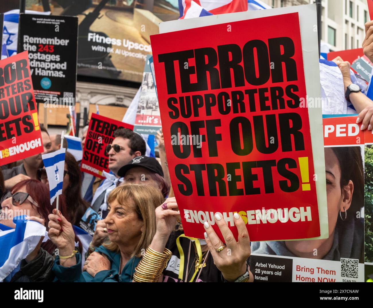 London, Großbritannien. 18. Mai 2024: Pro-israelische Gegendemonstratoren im Piccadilly Circus rufen und verspotten Menschen, die auf der Nakba für Frieden in Palästina marschieren Stockfoto