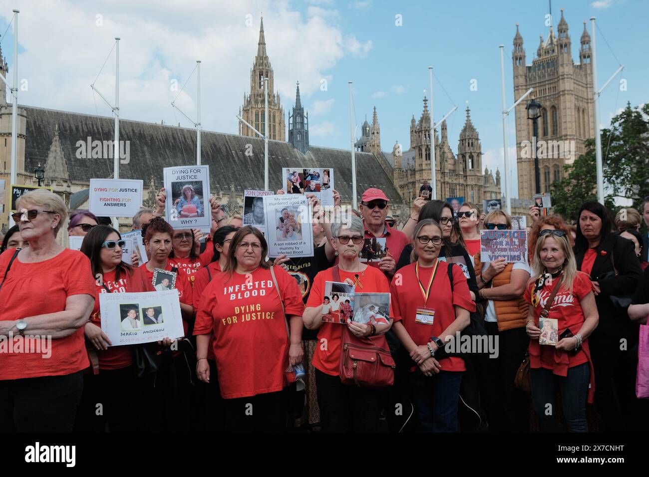 19. Mai 2024, London, England, Großbritannien: Der Hepatitis C Trust versammelt sich auf dem Parliament Square, um Maßnahmen vor dem Abschlussbericht über den Blutskandal zu fordern. Die Demonstration zeigt die Notlage von Zehntausenden, die von kontaminierten Blutprodukten oder Transfusionen in den 1970er bis Anfang der 1990er Jahre betroffen waren Der Trust ist bestrebt, sicherzustellen, dass die bevorstehende Reaktion der Regierung die uneingeschränkte Berücksichtigung der Empfehlungen der Untersuchung und ein transparentes, respektvolles Entschädigungssystem für alle betroffenen Personen umfasst. (Kreditbild: © Joao Daniel Pereira/ZUMA Press Wire) NUR REDAKTIONELLE VERWENDUNG! Nicht für Stockfoto