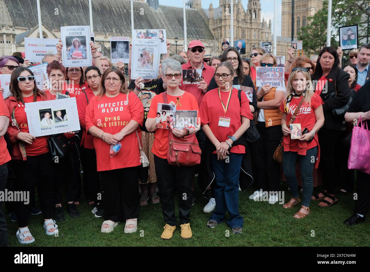 19. Mai 2024, London, England, Großbritannien: Der Hepatitis C Trust versammelt sich auf dem Parliament Square, um Maßnahmen vor dem Abschlussbericht über den Blutskandal zu fordern. Die Demonstration zeigt die Notlage von Zehntausenden, die von kontaminierten Blutprodukten oder Transfusionen in den 1970er bis Anfang der 1990er Jahre betroffen waren Der Trust ist bestrebt, sicherzustellen, dass die bevorstehende Reaktion der Regierung die uneingeschränkte Berücksichtigung der Empfehlungen der Untersuchung und ein transparentes, respektvolles Entschädigungssystem für alle betroffenen Personen umfasst. (Kreditbild: © Joao Daniel Pereira/ZUMA Press Wire) NUR REDAKTIONELLE VERWENDUNG! Nicht für Stockfoto