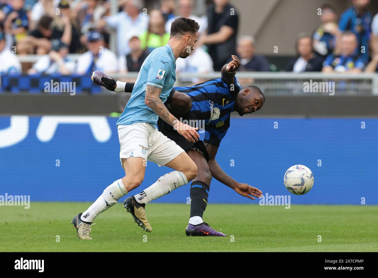 Mailand, Italien. Mai 2024. Marcus Thuram vom FC Internazionale verwickelt sich mit Mario Gila von der SS Lazio während des Spiels der Serie A in Giuseppe Meazza, Mailand. Der Bildnachweis sollte lauten: Jonathan Moscrop/Sportimage Credit: Sportimage Ltd/Alamy Live News Stockfoto