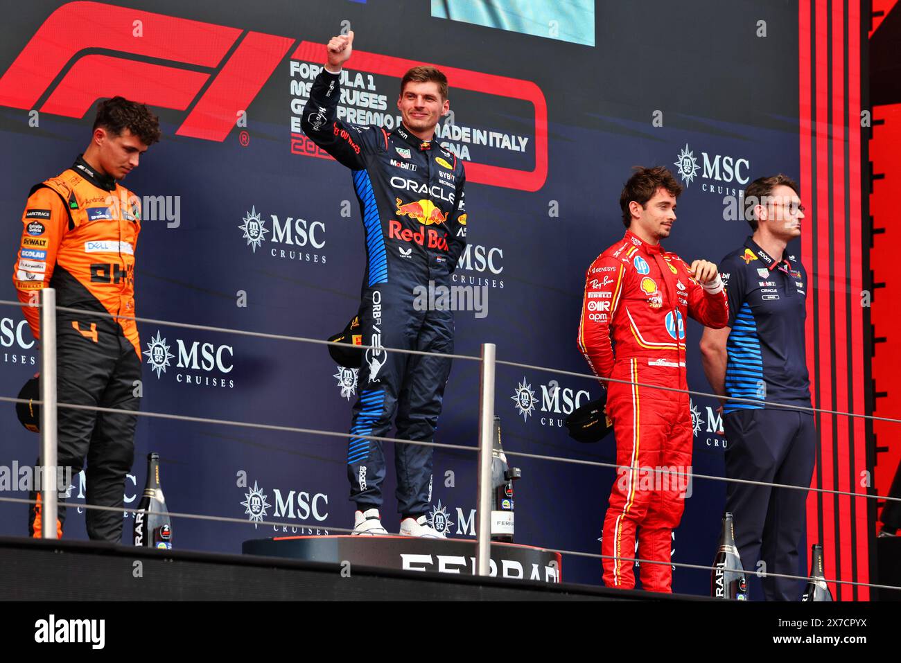 Imola, Italien. Mai 2024. Das Podium (L bis R): Lando Norris (GBR) McLaren, Zweiter; Max Verstappen (NLD) Red Bull Racing, Rennsieger; Charles Leclerc (MON) Ferrari, Dritter; David Morgan (GBR) Red Bull Racing Aero Track-Side Performance Team Leader. Formel-1-Weltmeisterschaft, Rd 7, Emilia Romagna Grand Prix, Sonntag, 19. Mai 2024. Imola, Italien. Quelle: James Moy/Alamy Live News Stockfoto