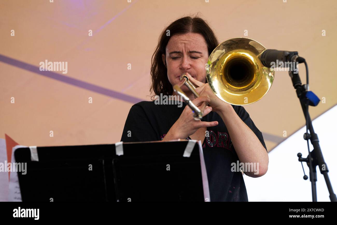 53. Moerser Musikfestival Shannon Barnett Tromboe Moers, Deutschland - das Moers Festival feiert in diesem Jahr sein 53-jähriges Bestehen. Vom 17. bis 20. Mai wird die Stadt im Ruhrgebiet wieder zum Mekka für Jazz- und Improvisationsmusikliebhaber aus aller Welt. Das Festival hat seit seiner Gründung im Jahr 1972 eine lange Tradition und ist zu einem der wichtigsten Festivals für experimentelle Musik geworden. Auch in diesem Jahr wird das Programm wieder sehr vielseitig sein und Künstler aus verschiedenen Genres umfassen, darunter Jazz, Improvisationsmusik, Hip-Hop, Elektronik und Pop. Shannon Stockfoto