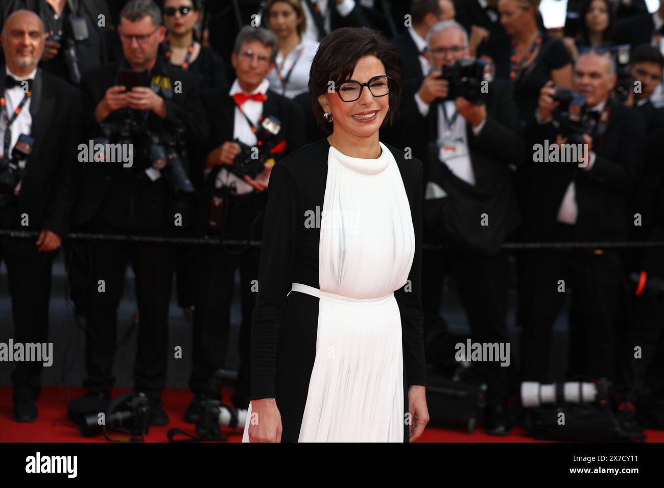 19. Mai 2024, Cannes, Cote D'azur, Frankreich: Die französische Kulturministerin RACHIDA DATI geht auf dem roten Teppich vor der Premiere von „Horizon: An American Saga“ beim 77. Jährlichen Filmfestival in Cannes im Palais des Festivals in Cannes (Foto: © Mickael Chavet/ZUMA Press Wire) NUR REDAKTIONELLE VERWENDUNG! Nicht für kommerzielle ZWECKE! Stockfoto