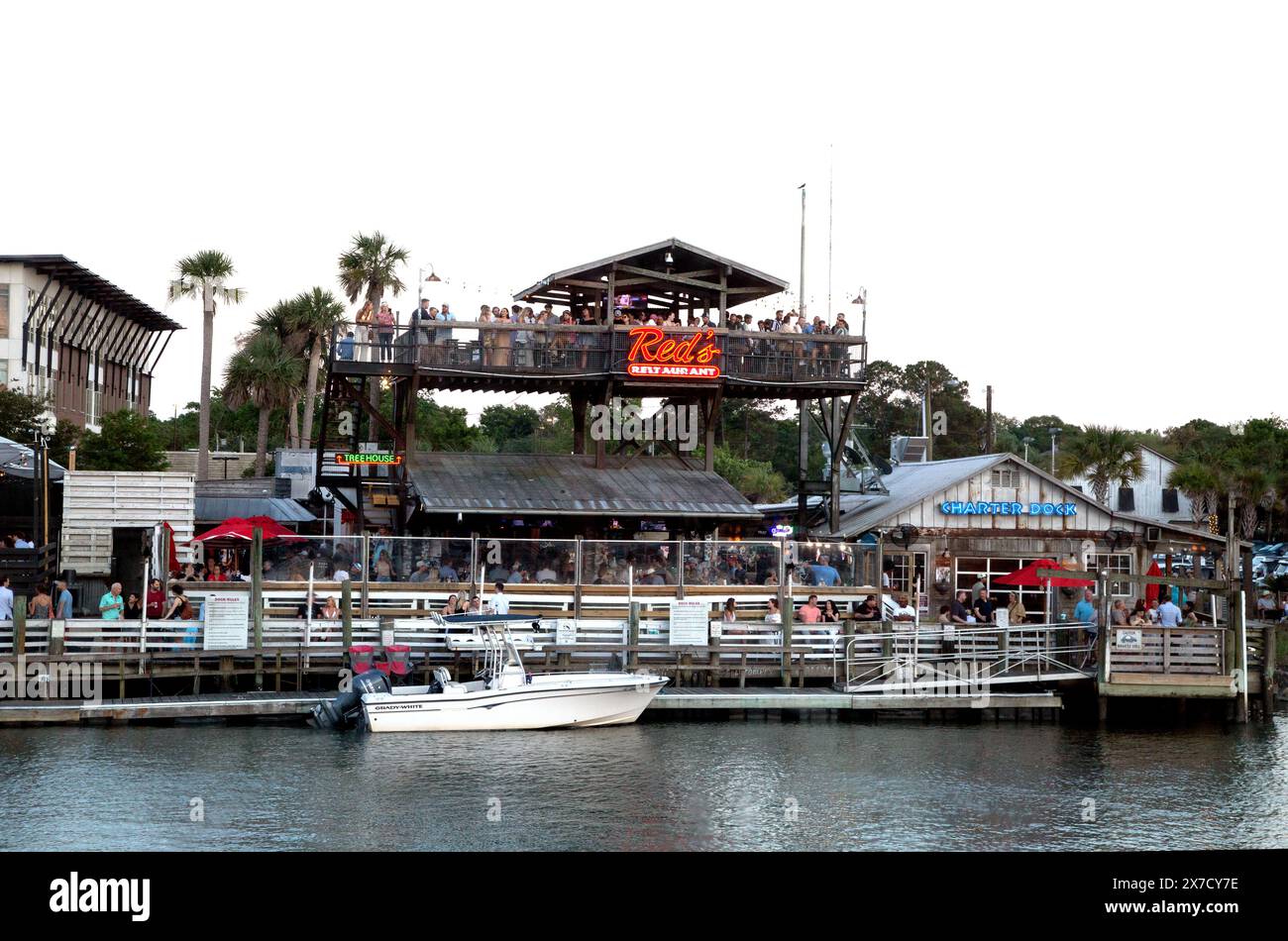 Shem Creek in Mt. Das angenehme Charleston South Carolina ist gesäumt von Restaurants und Getränken. Red's Ice House ist eines der beliebtesten Lokale Stockfoto