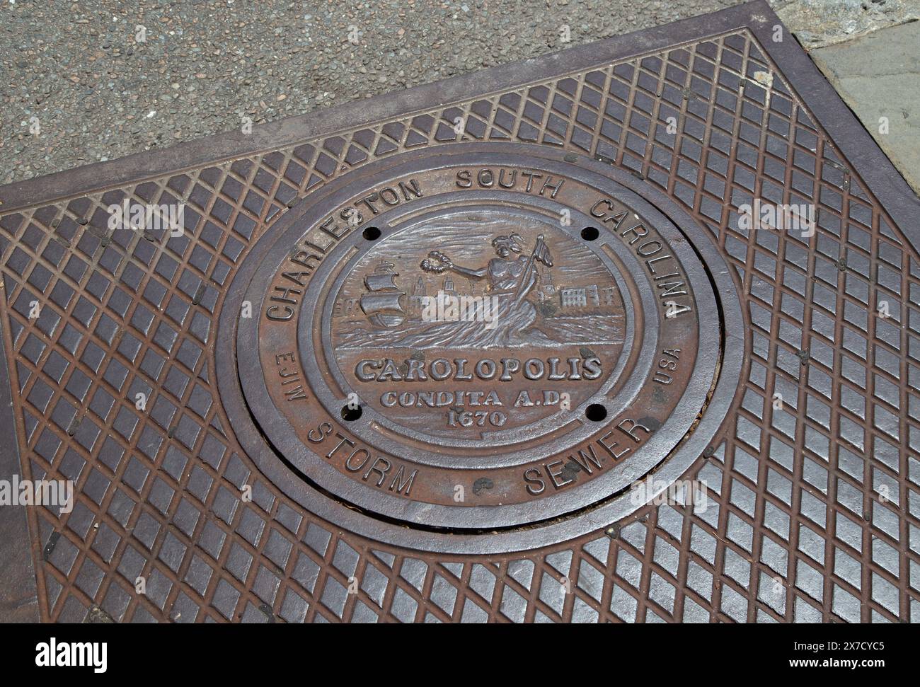 Carolopolis“ kombiniert das lateinische Wort Carolus für Karl und das griechische Wort polis für Stadt. Es schmückt die Sturm- und Kanalbedeckung in Charleston SC Stockfoto