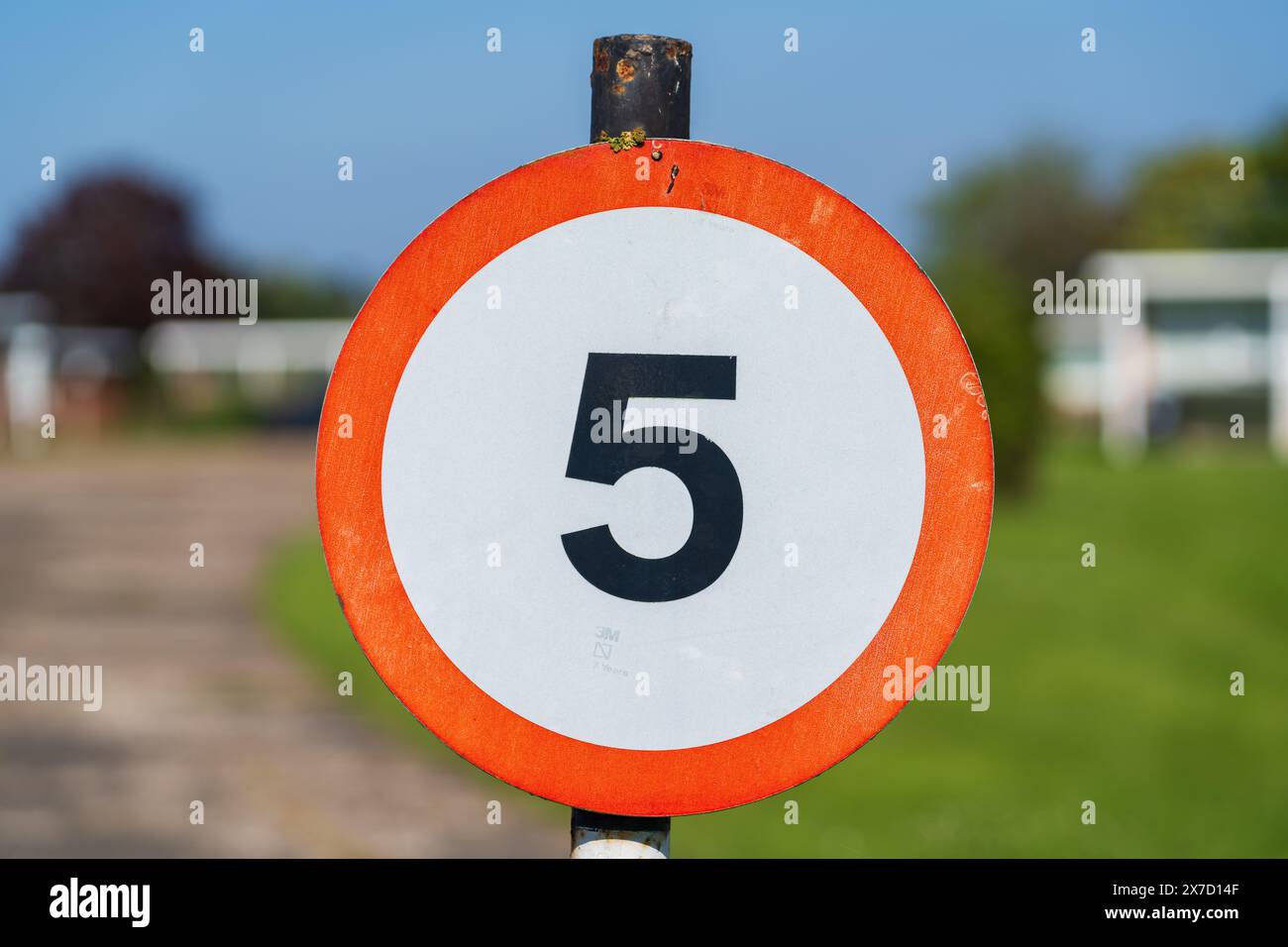 Wegweiser Für 8 Km/H Stockfoto