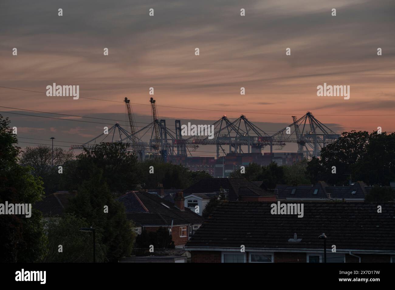 Hafen von Southampton/Docks mit einem Container/Frachtschiff, das am Abend entladen/entladen wird, Southampton, Hampshire, England, Vereinigtes Königreich Stockfoto