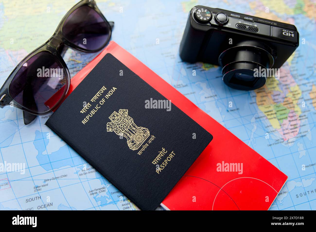 Erkunden Sie die Welt mit einem Indianerpass! Kamera und Sonnenbrille sind bereit, Erinnerungen auf einem unvergesslichen Abenteuer festzuhalten. Stockfoto