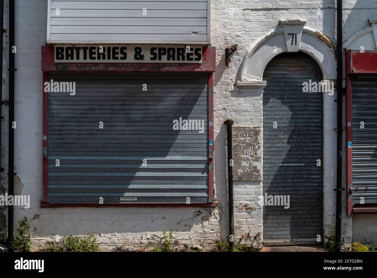 Laden für Batterien und Ersatzteile – geschlossener Laden mit Fensterläden in Woolston, Southampton, England, Großbritannien Stockfoto