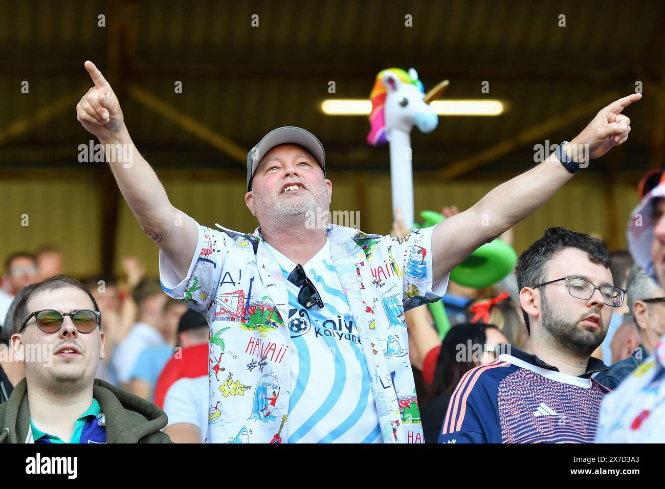 Turf Moor, Burnley am Sonntag, den 19. Mai 2024. Forest Supporter feiert, nachdem er sich am Sonntag, den 19. Mai 2024, in Turf Moor, Burnley, während des Premier League-Spiels zwischen Burnley und Nottingham Forest in Turf Moor, Burnley, einen Platz in der Premier League gesichert hat. (Foto: Jon Hobley | MI News) Credit: MI News & Sport /Alamy Live News Stockfoto