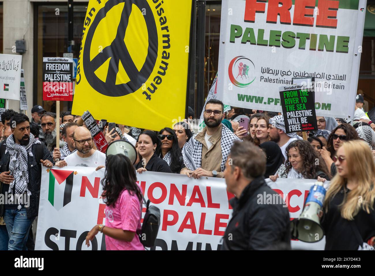 London, Großbritannien. Mai 2024. Der palästinensische Fotojournalist Motaz Azaiza (c) nimmt an einer nationalen Demonstration zum 76. Jahrestag der Nakba Teil. Der Nakba-Tag am 15. Mai erinnert an die Massenvertreibung und Enteignung einer Mehrheit des palästinensischen Volkes und die Zerstörung der palästinensischen Gesellschaft im Jahr 1948. Quelle: Mark Kerrison/Alamy Live News Stockfoto