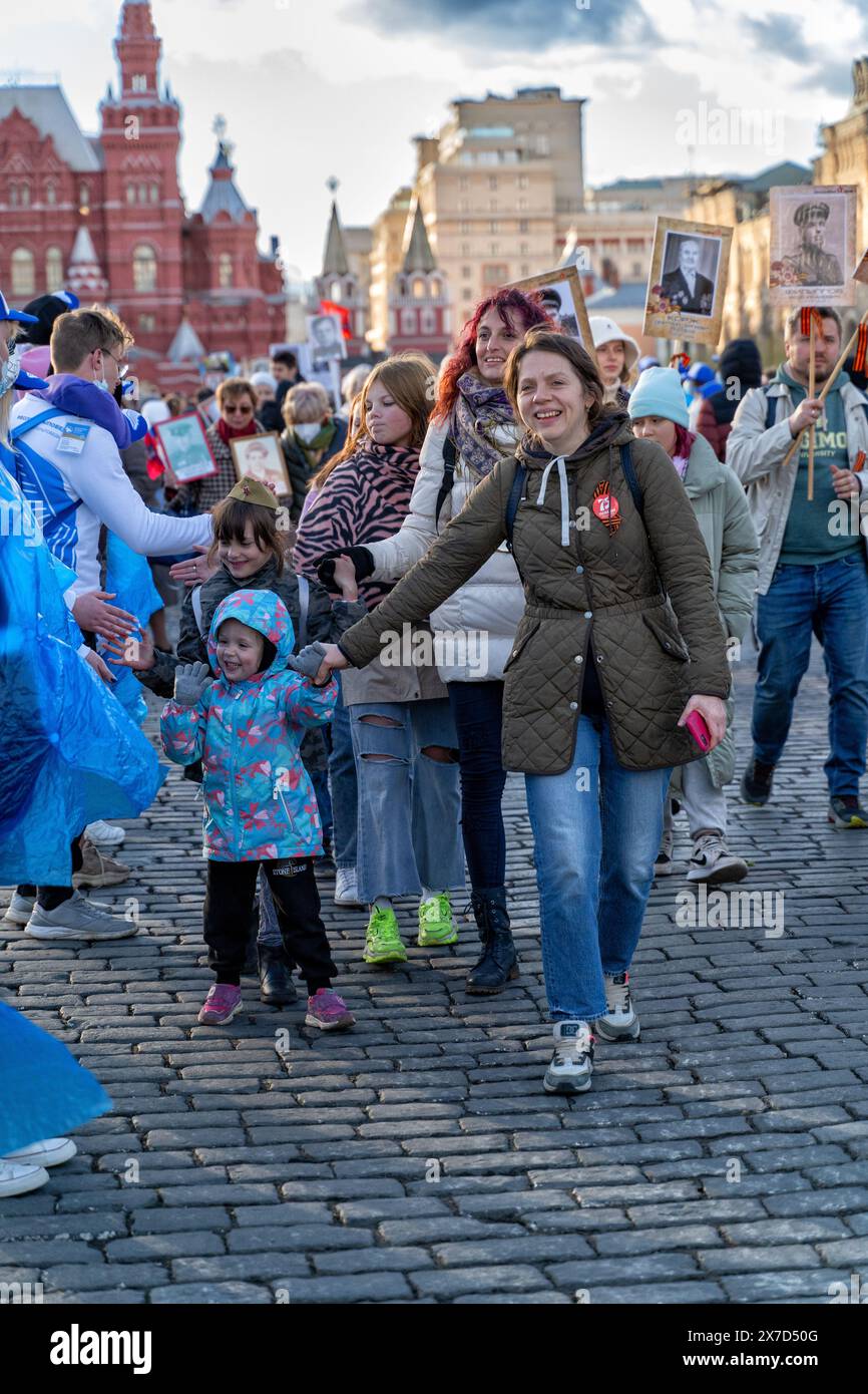 Moskau, Russland - 9. Mai 2022: Unsterbliches Regiment am Tag des Sieges am 9. Mai, wenn die Menschen Kolumnen und Banner mit Porträts ihres Verwandten tragen Stockfoto