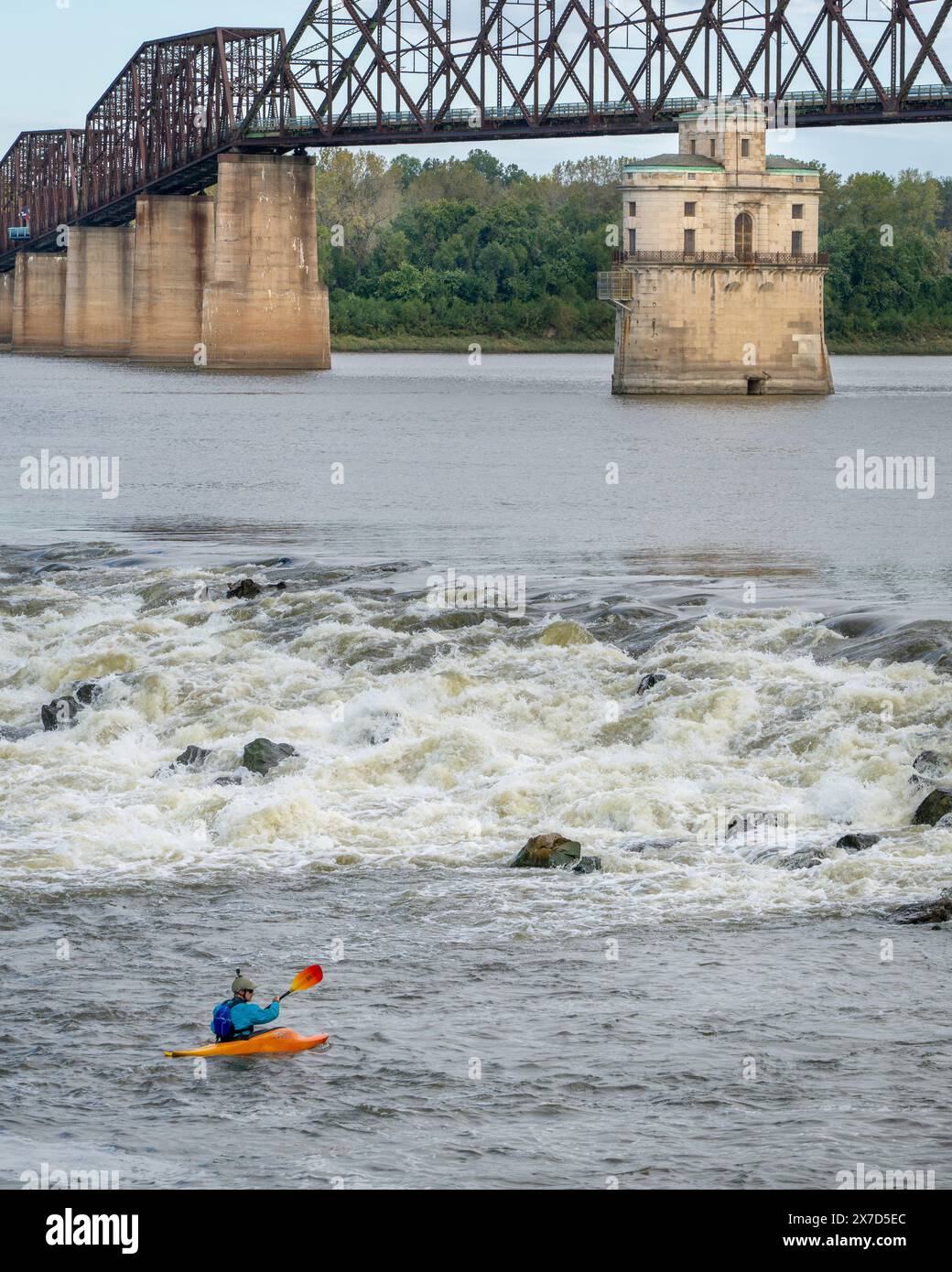 Granite City, Il, USA – 8. Oktober 2023: Ein einsamer Wildwasserkayaker unterhalb des Low Water Dam am Mississippi River bei Chain of Rocks in der Nähe von St Louis, MIS Stockfoto