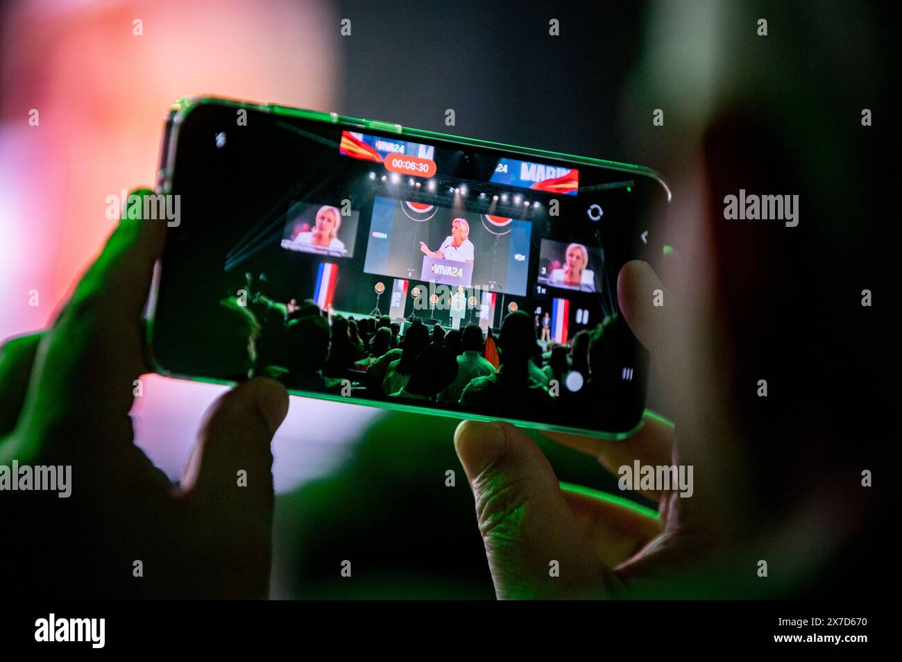 Madrid, Spanien. Mai 2024. Ein Mann nimmt mit seinem Telefon die Rede von Marine Le Pen auf, dem Anführer der rechtsextremen französischen Partei Rassemblement National, während der politischen Versammlung Europa Viva 24, die von der rechtsextremen spanischen Partei VOX im Palacio de Vistalegre in Madrid organisiert wurde. Quelle: SOPA Images Limited/Alamy Live News Stockfoto