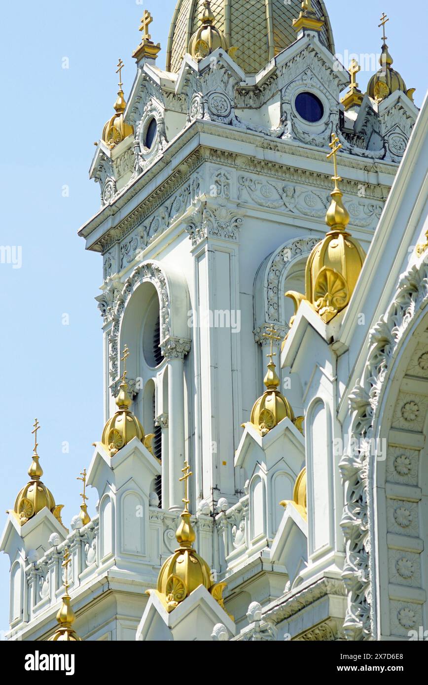 Äußere der Stephanskirche in Istanbul - Nahaufnahme des Gebäudes der Eisernen Kirche und des Glockenturms. Einzigartige Sehenswürdigkeiten der Türkei. Stockfoto