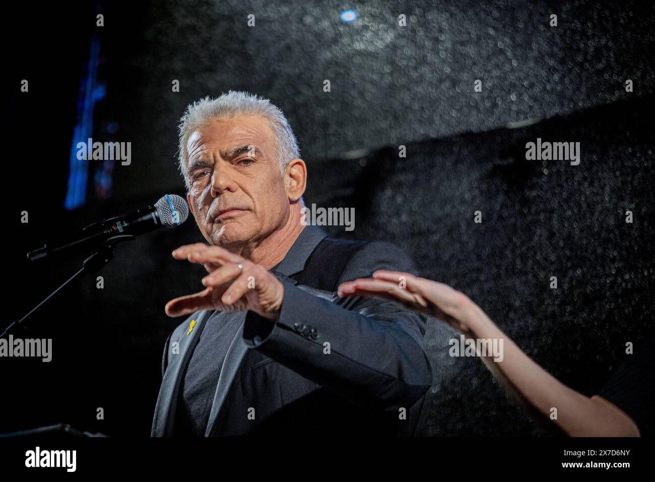 Tel Aviv, Israel. Mai 2024. Der israelische Oppositionsführer und ehemalige Premierminister Yair Lapid spricht während der Demonstration. Der israelische Kriegskabinett Benny Gantz hat mit dem Rücktritt gedroht, es sei denn, Premierminister Benjamin Netanjahu legt einen Nachkriegsplan für den Gazastreifen vor. Gantz hat eine Frist vom 8. Juni für einen Plan zur Erreichung von sechs "strategischen Zielen" gesetzt, darunter das Ende der Hamas-Herrschaft in Gaza und die Einrichtung einer multinationalen zivilen Verwaltung für das Gebiet. (Foto von Eyal Warshavsky/SOPA Images/SIPA USA) Credit: SIPA USA/Alamy Live News Stockfoto