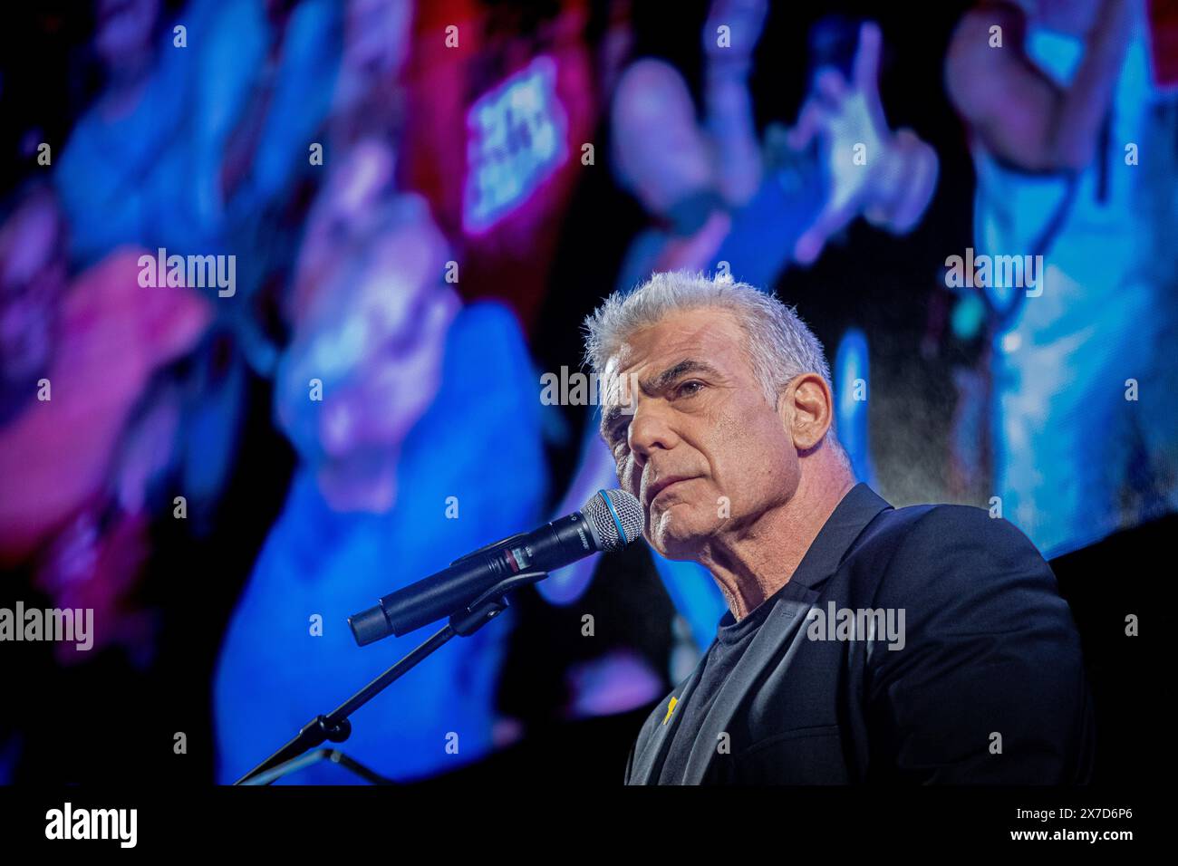 Tel Aviv, Israel. Mai 2024. Der israelische Oppositionsführer und ehemalige Premierminister Yair Lapid hält während der Demonstration Reden. Der israelische Kriegskabinett Benny Gantz hat mit dem Rücktritt gedroht, es sei denn, Premierminister Benjamin Netanjahu legt einen Nachkriegsplan für den Gazastreifen vor. Gantz hat eine Frist vom 8. Juni für einen Plan zur Erreichung von sechs "strategischen Zielen" gesetzt, darunter das Ende der Hamas-Herrschaft in Gaza und die Einrichtung einer multinationalen zivilen Verwaltung für das Gebiet. (Foto von Eyal Warshavsky/SOPA Images/SIPA USA) Credit: SIPA USA/Alamy Live News Stockfoto