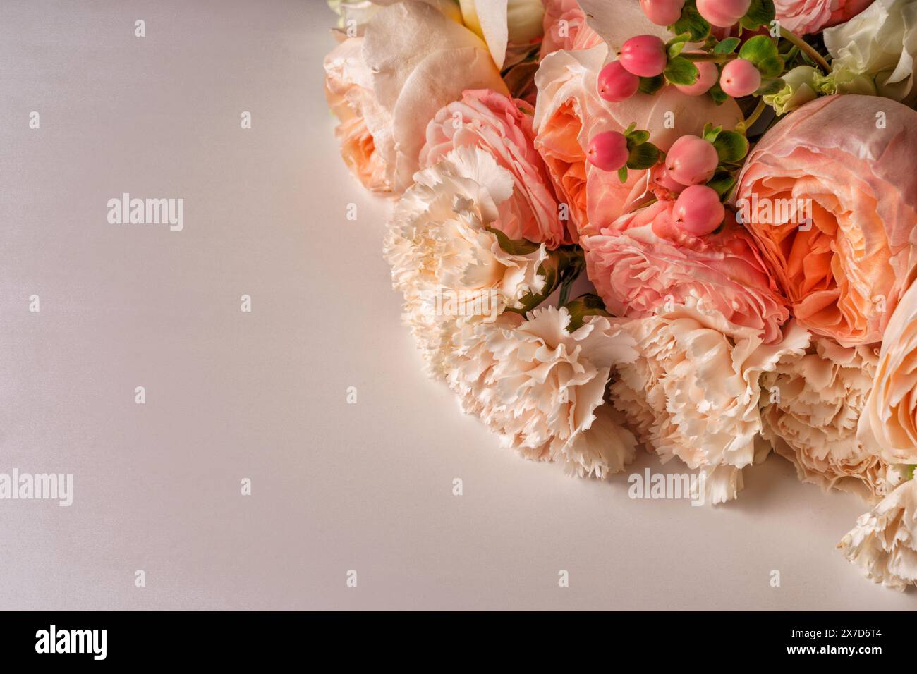 Strauß von wunderschönen roten, rosa und gelben Rosen aus nächster Nähe. Stockfoto
