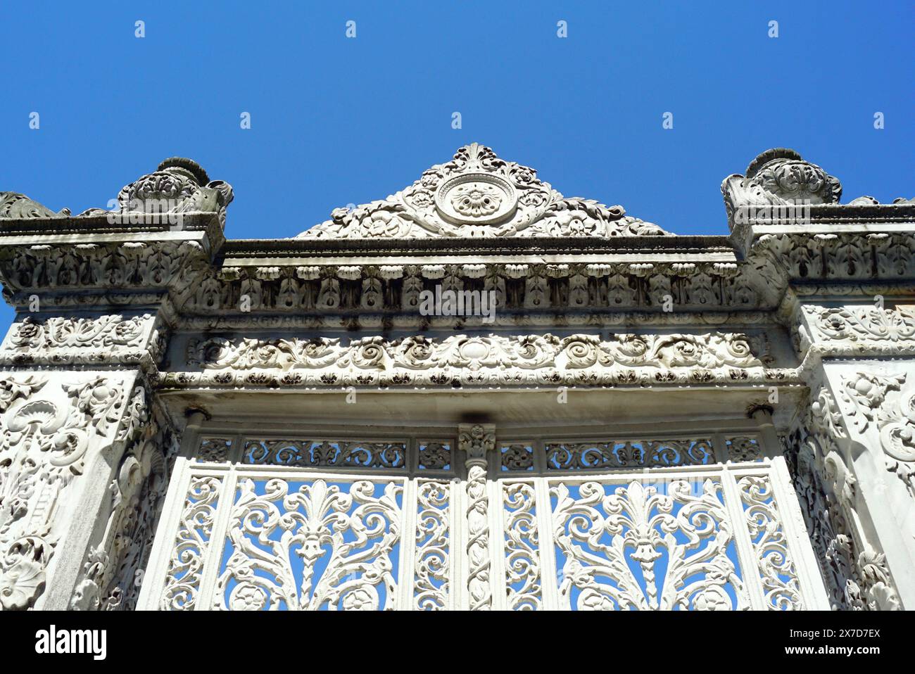 Nahaufnahme des Tores des Istanbuler Kücoüksu-Palastes. Blick von unten auf den Zaun und die Metalltüren mit wunderschönen barocken Ornamenten Stockfoto