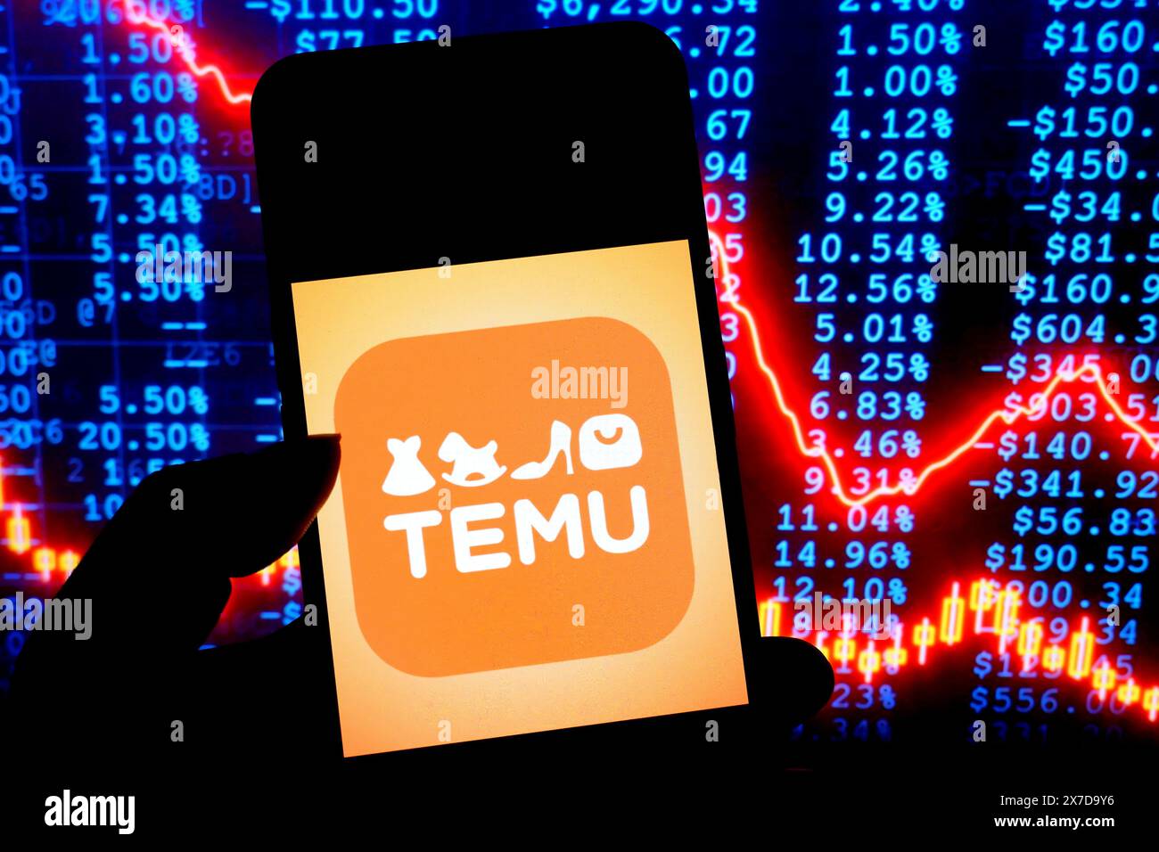 In dieser Fotoabbildung wird ein Temu-Logo auf einem Smartphone angezeigt. Stockfoto