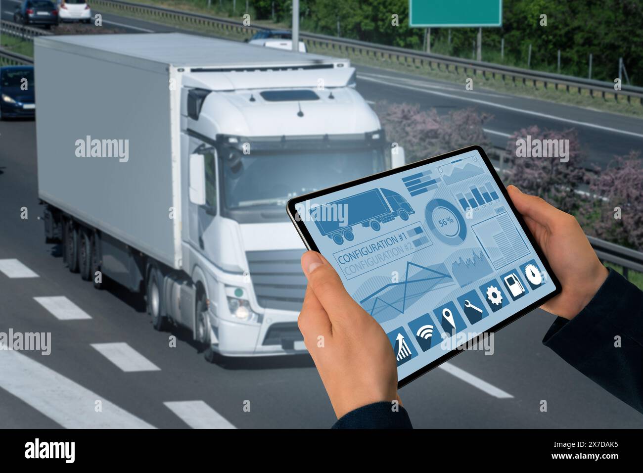 Manager mit einem digitalen Tablet im Hintergrund eines Lkws. Flottenmanagement. Stockfoto