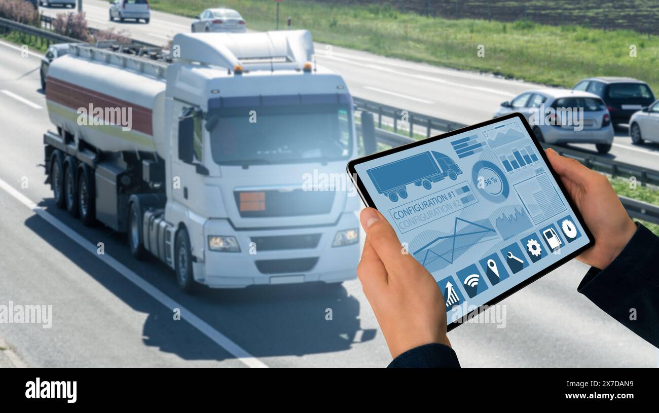 Manager mit einem digitalen Tablet im Hintergrund eines Lkws. Flottenmanagement. Stockfoto