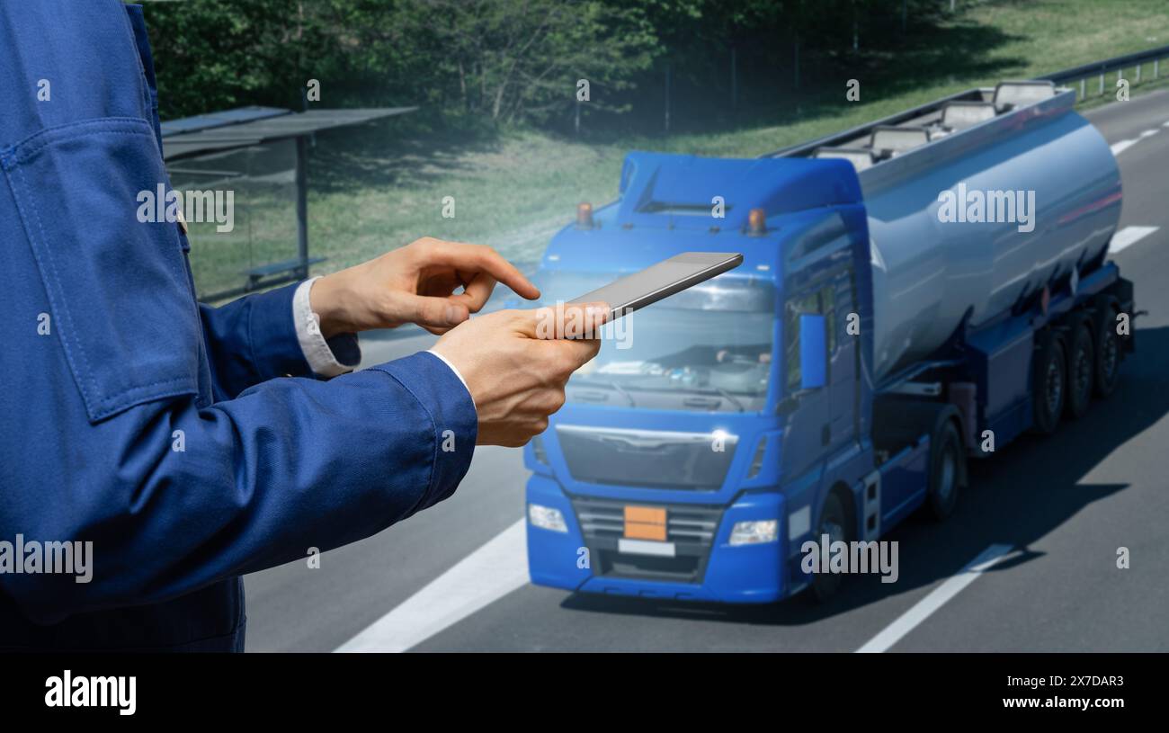 Manager mit einem digitalen Tablet im Hintergrund eines Lkws. Flottenmanagement. Stockfoto