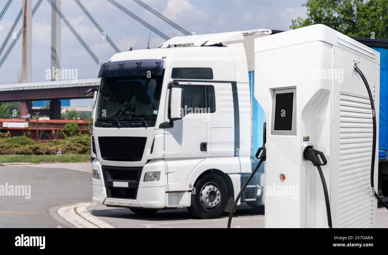 Ladestation für Elektrofahrzeuge auf dem Hintergrund eines Lkws. Konzept. Stockfoto