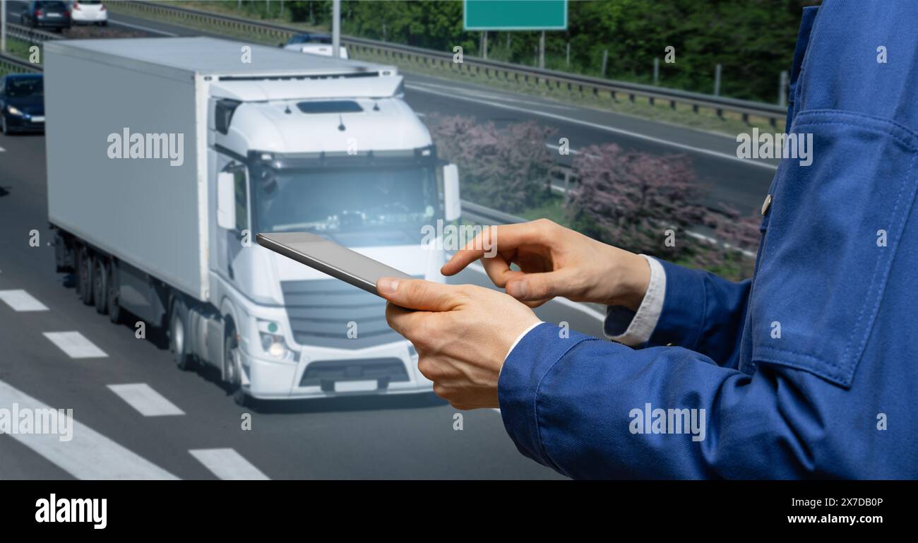 Manager mit einem digitalen Tablet im Hintergrund eines Lkws. Flottenmanagement. Stockfoto