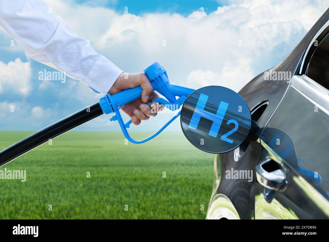 Der Mann hält eine Wasserstoffdüse. Betanken des Autos mit Wasserstoffkraftstoff. Konzept... Stockfoto