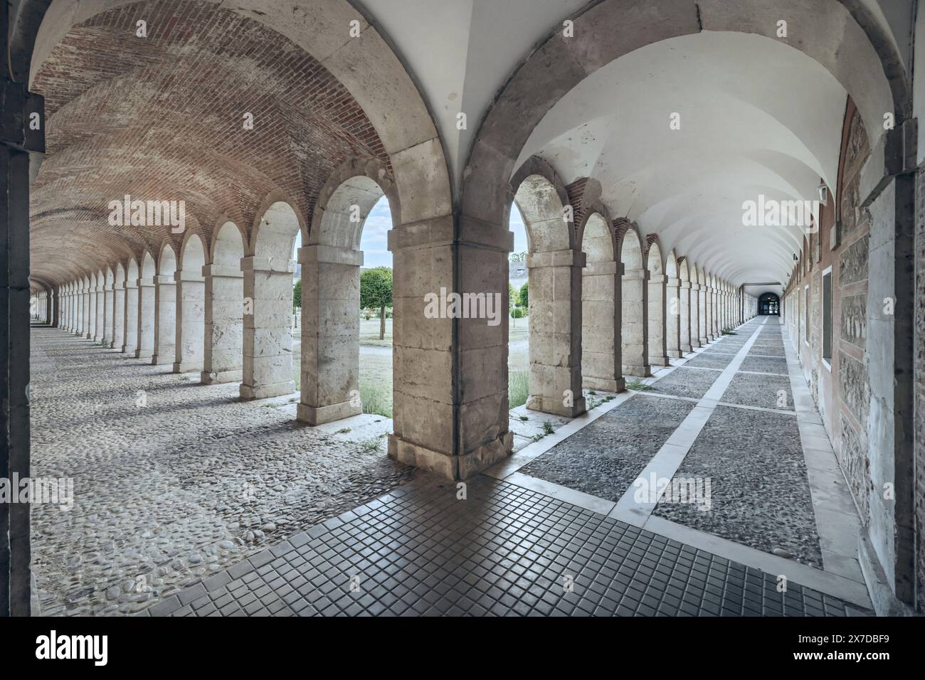 Eine Loggia, auch Loggia geschrieben, ist eine Außengalerie, die aus Bögen auf Säulen besteht, die auf einer oder mehreren Seiten überdacht und offen sind Stockfoto