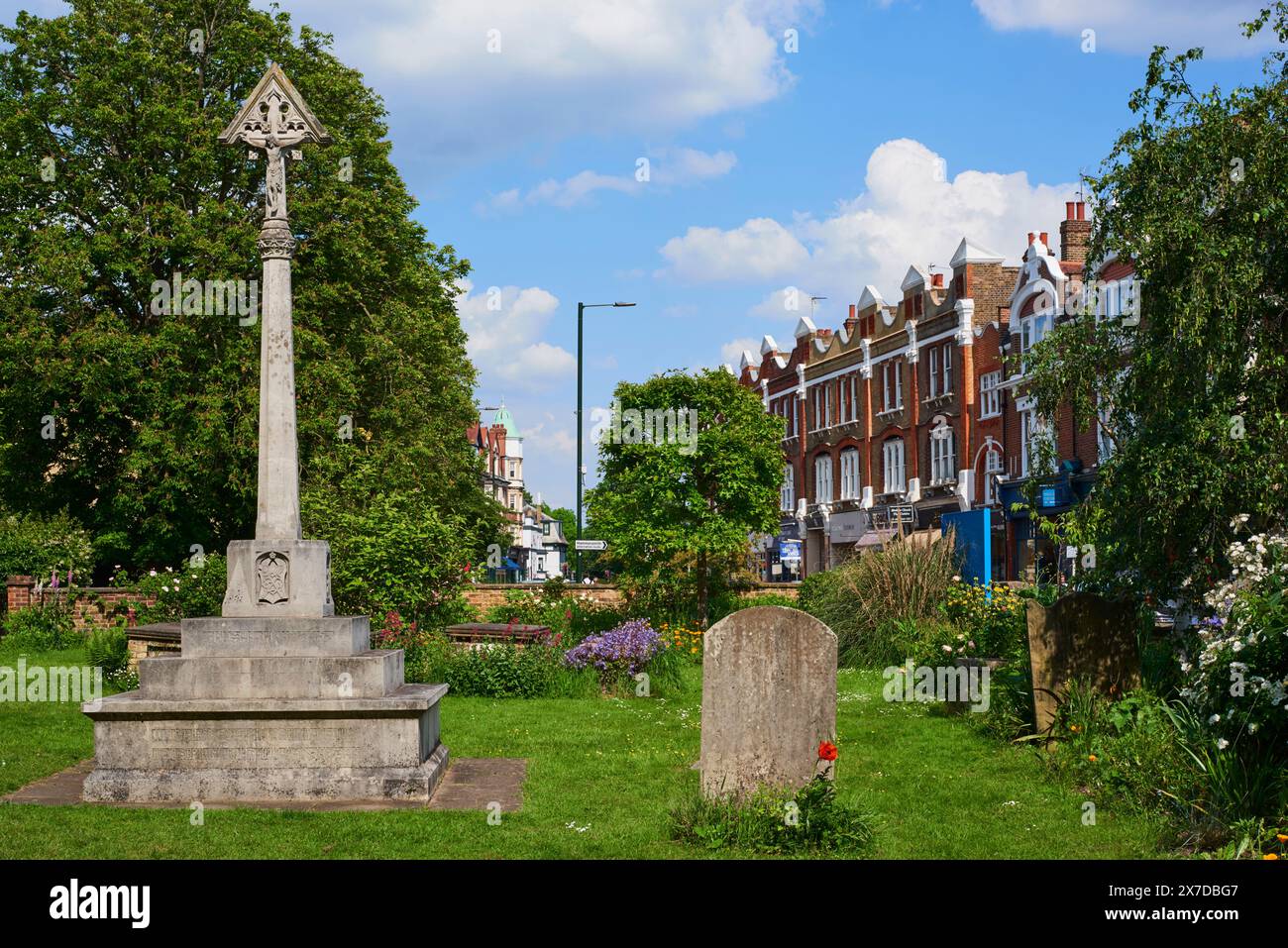 Barnes war Memorial in St. Mary's Churchyard, Barnes, London, Großbritannien, im Borough of Richmond-upon-Thames Stockfoto