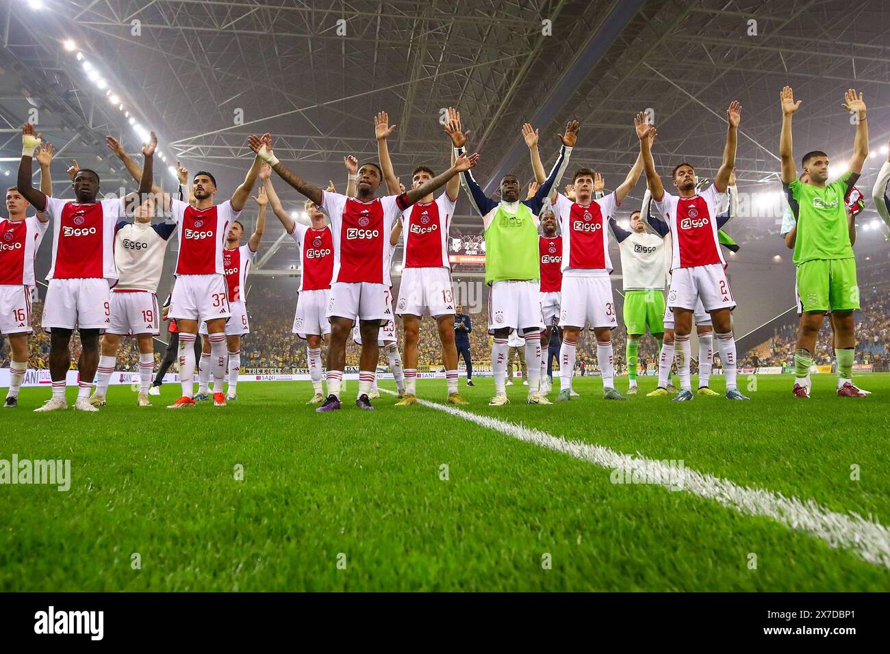 ARNHEM, NIEDERLANDE - 19. MAI: Sivert Mannsverk von AFC Ajax, Brian Brobbey von AFC Ajax, Julian Rijkhoff von AFC Ajax, Josip Sutalo von AFC Ajax, Jordan Henderson von AFC Ajax, Steven Bergwijn von AFC Ajax, Ahmetcan Kaplan von AFC Ajax, Carlos Forbs von AFC Ajax, Benjamin Tahirovic von Ajax Devyne Rensch vom AFC Ajax, Torhüter Geronimo Rulli vom AFC Ajax danken den Ajaxfans für ihre Unterstützung beim niederländischen Eredivisie-Spiel zwischen Vitesse und AFC Ajax im Stadion Gelredome am 19. Mai 2024 in Arnheim. (Foto: Ben Gal/Orange Pictures) Stockfoto