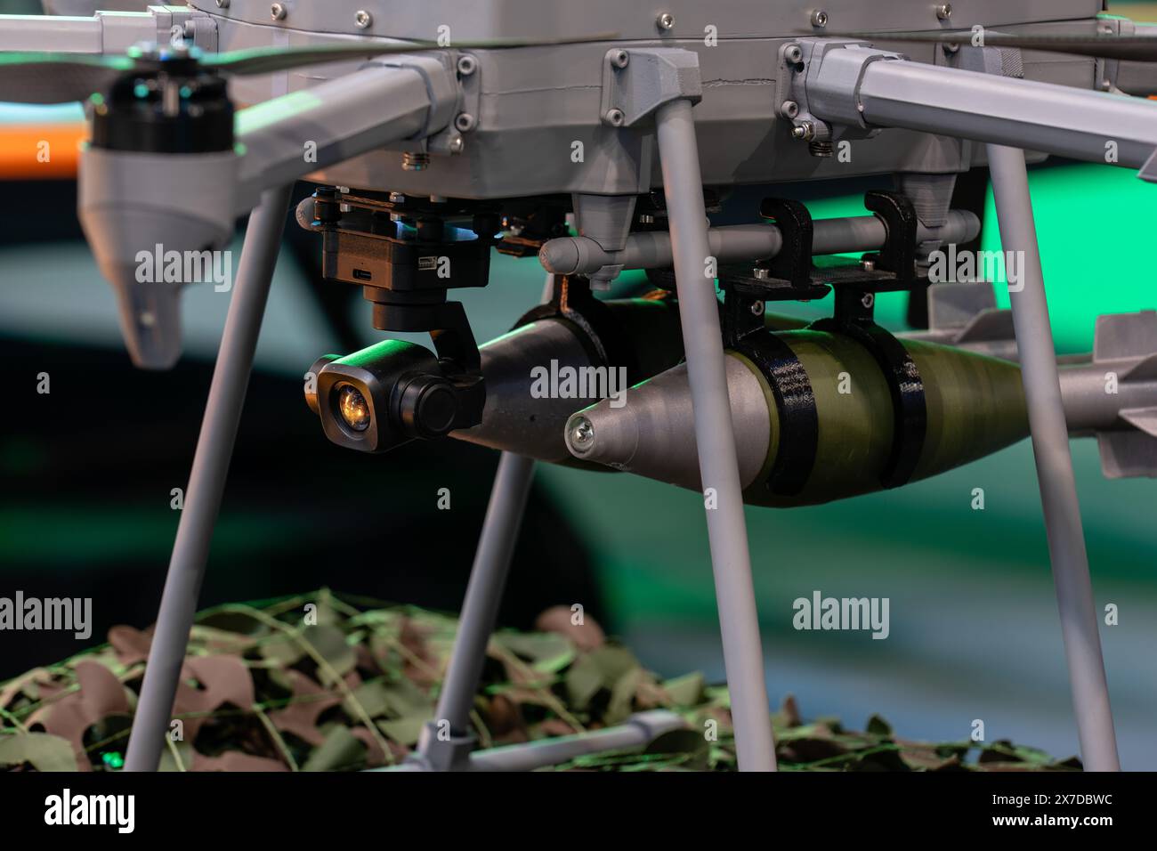 Militärdrohne mit Bomben bewaffnet. Stockfoto