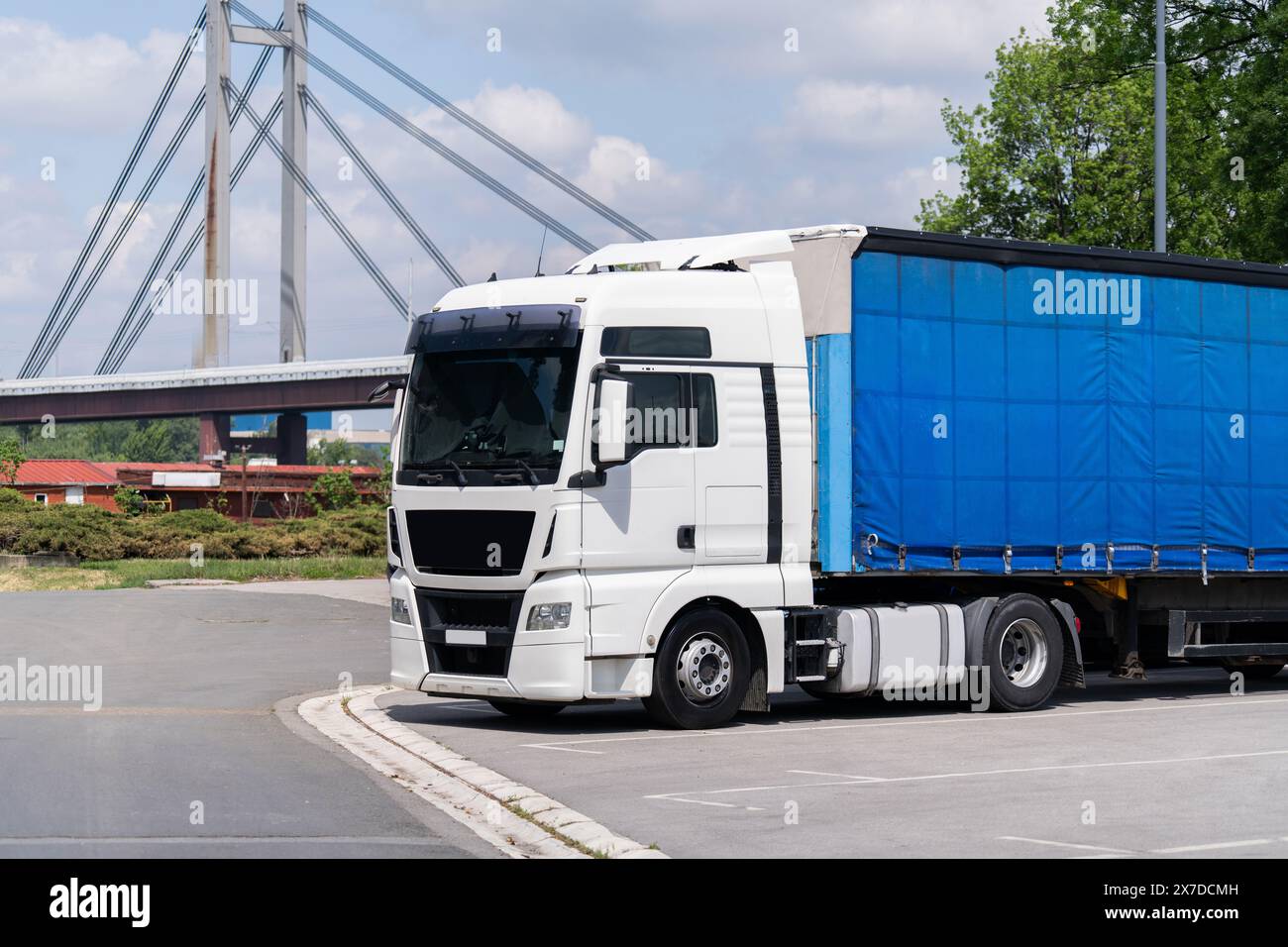 Geparkter weißer Auflieger mit blauem Anhänger Stockfoto