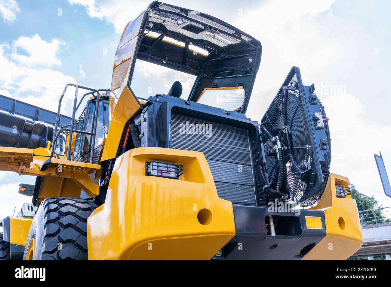 Bautraktor mit offener Haube. Stockfoto