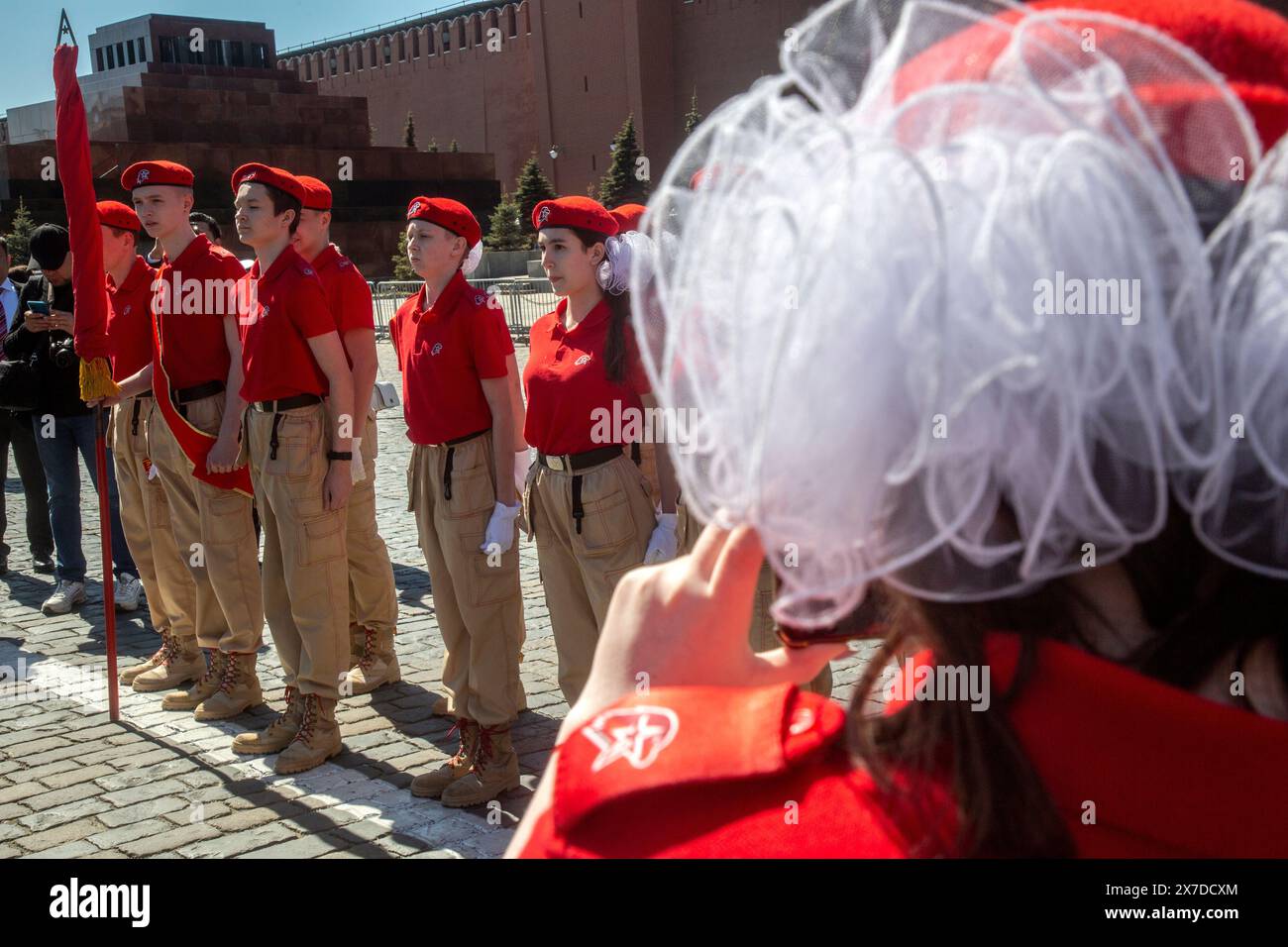 Moskau, Russland. Mai 2024. Die Einführungszeremonie der Pioniere für Schüler findet auf dem Roten Platz in Moskau, Russland, statt. Die Kommunistische Partei Russlands veranstaltete eine feierliche Initiationszeremonie für Pioniere auf dem Roten Platz, an der mehrere tausend Schüler teilnahmen, die dem Jahrestag der All-Union-Pionierorganisation gewidmet war, die nach Wladimir Lenin benannt wurde und am 19. Mai gefeiert wurde. Quelle: Nikolay Vinokurov/Alamy Live News Stockfoto