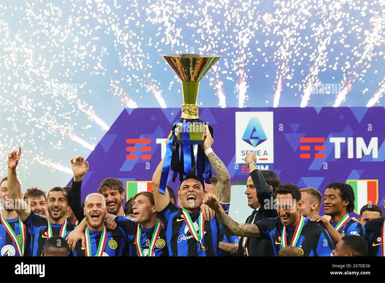 Inter Football Players feiert die scudetto Trophy während eines Fußballspiels der Serie A zwischen Inter und Lazio im San Siro Stadion in Mailand, Italien, am Sonntag, den 19. Mai 2024. (Foto Spada/LaPresse) Credit: LaPresse/Alamy Live News Stockfoto