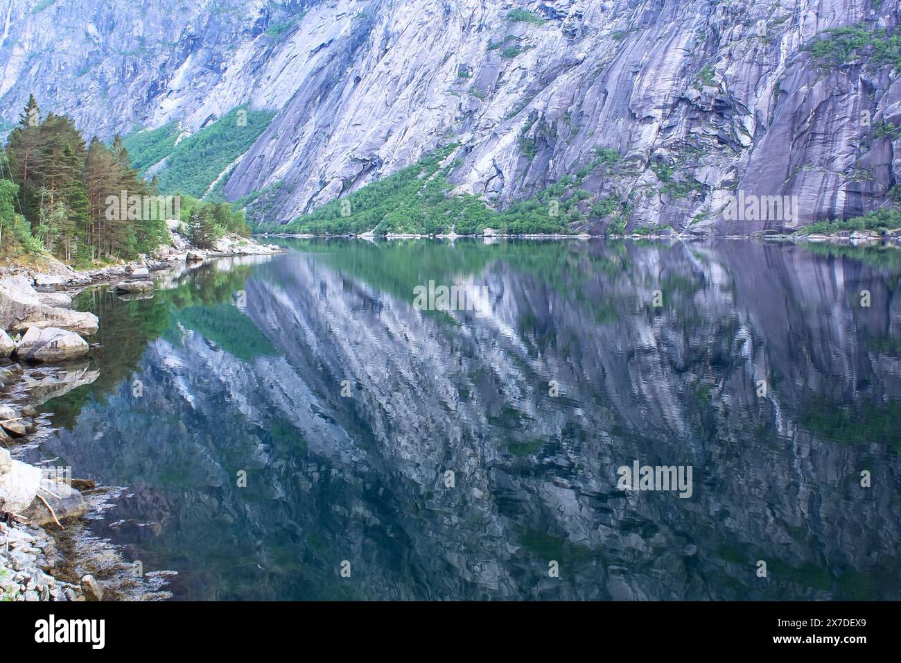 Reflexion des Himmels und der Berge im Fjord - Eidfjord Stockfoto